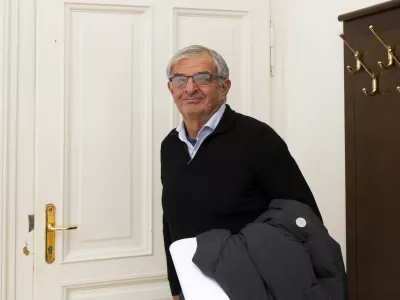 Znani oblikovalec jadrnic oproščen goljufije