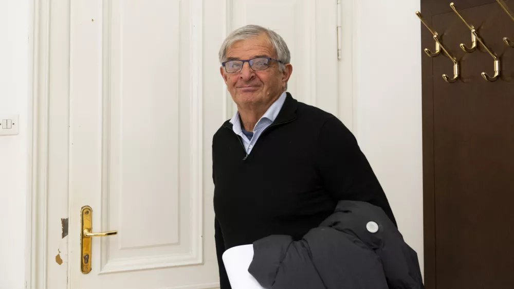 Znani oblikovalec jadrnic opro&scaron;čen goljufije