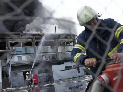 ﻿- 12.05.2015 - - požar v hladilnici Mercator na Hladilniški poti v ljubljanskem Zalogu - zagorelo glavno skladišče zamrzjenih živil za osrednjo Slovenijo - 3000 kvadratnih metrov skladiščnih prostorov za sveži program, zelenjavo, sadje in meso///FOTO: Luka Cjuha