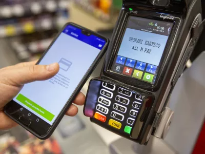 - mobilna banka - POS terminal - 07.06.2019 &ndash; Mobilni GSM telefon &ndash; negotovinsko plačevanje z mobilno aplikacijo - plačilna transakcija //FOTO: Matjaž Ru&scaron;t / Foto: Matjaž Ru&scaron;t