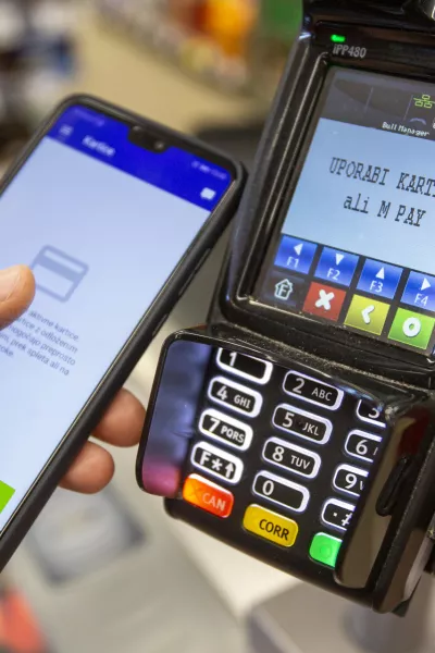 - mobilna banka - POS terminal - 07.06.2019 &ndash; Mobilni GSM telefon &ndash; negotovinsko plačevanje z mobilno aplikacijo - plačilna transakcija //FOTO: Matjaž Ru&scaron;t / Foto: Matjaž Ru&scaron;t