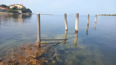 Zaradi velikosti pristaniškega območja in velikega števila ladij v zalivu, žal, kopanje ne bo več mogoče ne za domačine ne goste. Foto: Iniciativa Dajla