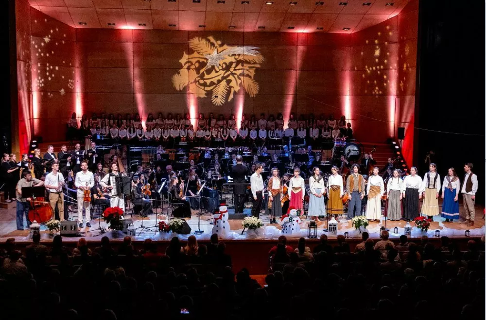 Simfonični orkester Cantabile iz Logatca je izvedel že vrsto božičnih koncertov. / Foto: Mihaela Leskovec