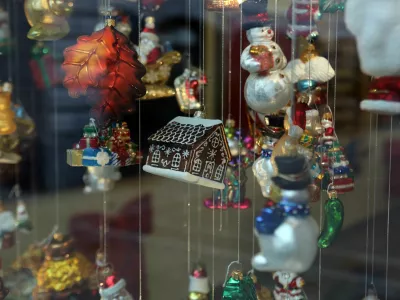 - 05.01.2023 – simbolična fotografija - novoletni okraski – čokoladna hiša - nepremičnine - //FOTO: Tomaž Skale