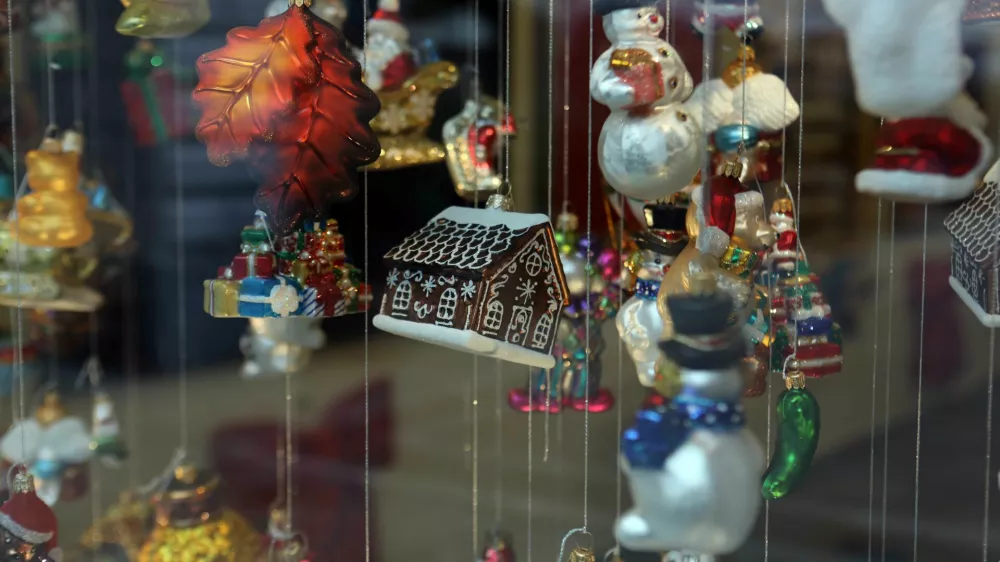 - 05.01.2023 – simbolična fotografija - novoletni okraski – čokoladna hiša - nepremičnine - //FOTO: Tomaž Skale