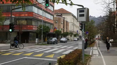 Večina jih radarje podpira, peščica pa vandalizira