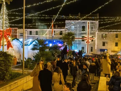Advent v Makarski povezuje tri osrednje lokacije – Kačićev trg, Hrpino in Trg Tina Ujevića. TZ Makarska