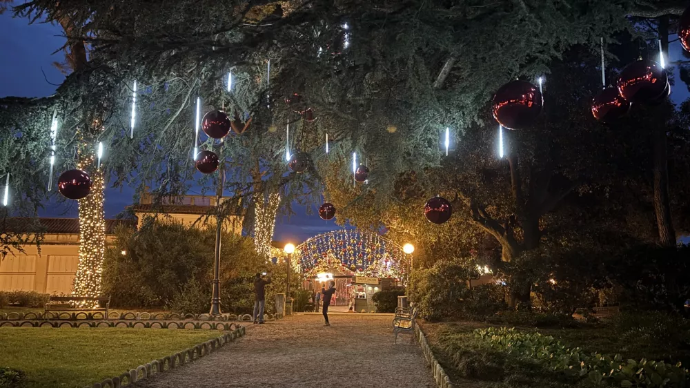 Čarobni advent med stoletnimi cipresami in vonjem po morju