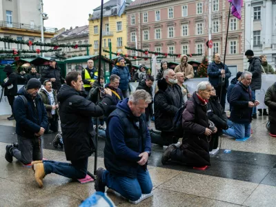 06.12.2025., Zagreb: Molitelji na Trgu bana Josipa Jelacica Photo: Mia Slafhauzer/PIXSELL