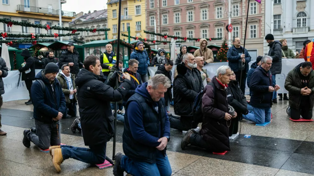 06.12.2025., Zagreb: Molitelji na Trgu bana Josipa Jelacica Photo: Mia Slafhauzer/PIXSELL