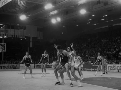 ﻿Ljubljana - Svetovno prvenstvo v košarki 1970Krešimir Čosić v akciji levo Nikola Plešač desno Ivo Daneu / Foto: Nace Bizilj