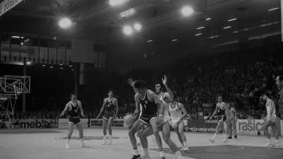 Ljubljana - Svetovno prvenstvo v ko&scaron;arki 1970Kre&scaron;imir Čosić v akciji levo Nikola Ple&scaron;ač desno Ivo Daneu / Foto: Nace Bizilj