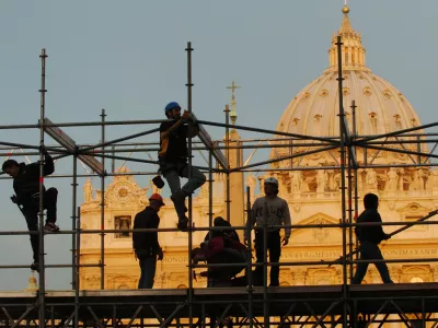 Vatikan - bazilika svetega Petra, delavci - gradbeni oder / Foto: Tomaž Skale