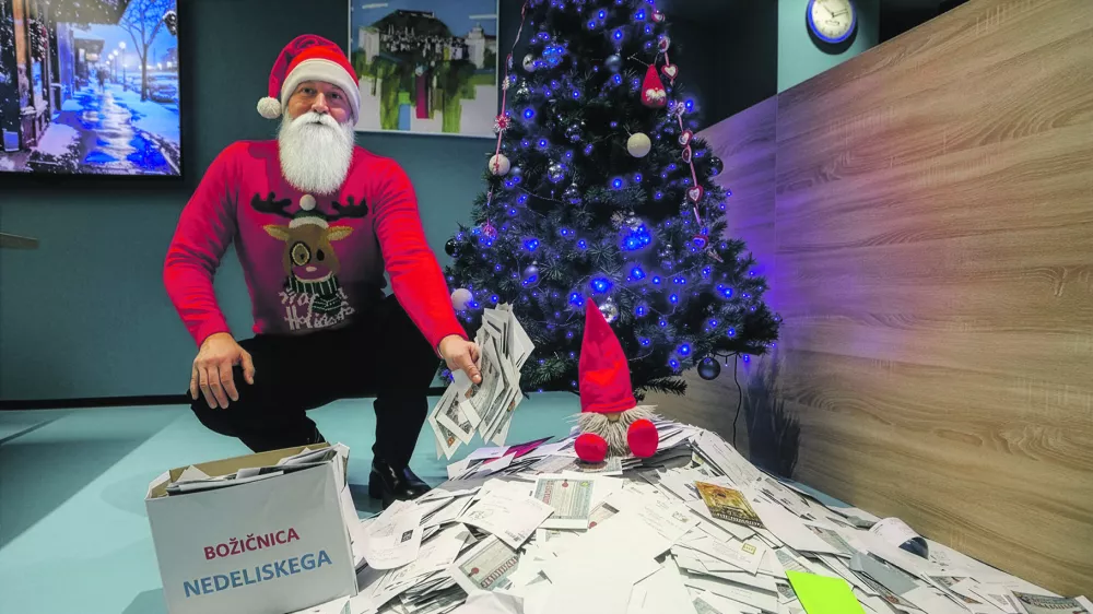 Tudi letos je vlogo Božička odigral na&scaron; novinar Matjaž Terzič, ki smo mu s pomočjo orodij umetne inteligence&nbsp;&raquo;pričarali&laquo;&nbsp;&scaron;e Božičkovo brado. / Foto: Luka Cjuha, Google AI