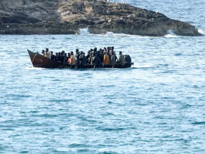 FILE PHOTO: A boat with migrants approaches the Sicilian island of Lampedusa, Italy, September 16, 2023. REUTERS/Yara Nardi/File Photo