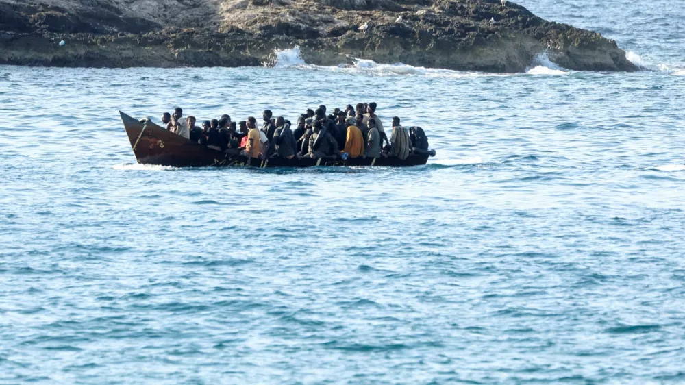 FILE PHOTO: A boat with migrants approaches the Sicilian island of Lampedusa, Italy, September 16, 2023. REUTERS/Yara Nardi/File Photo