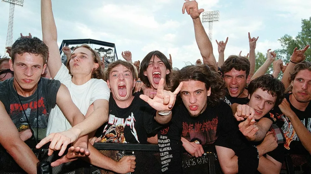 Mladi na koncertu Metallice leta 1999. / Foto: Matej Povše/dokumentacija
