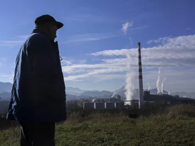 ﻿Franc Cajhen, prebivalec Bukovžlaka, najbolj onesnaženega dela Celja- 11.12.2014 - Podjetje Cinkarna Celje, metalurško-kemična industrija - onesnaženo zemljišče - rezultati okoljskega pregleda na lokacijah Cinkarne Celje so razkrili, da je večji del proizvodnje na Kidričevi cesti 26 v Celju postavljen na nasipih odpadkov metalurške dejavnosti, ki so bili odloženi med 50. in 80. leti prejšnjega stoletja. V vzorcih tal so izmerjene kritične vrednosti težkih kovin, ki so značilne za topilniške odpadke iz nekdanje proizvodnje cinka in ostanke praženja piritne rude    //FOTO: Jaka GasarOPOMBA: ZA OBJAVO V PRILOGI – DNEVNIKOV OBJEKTIV - REPORTAŽA 2014