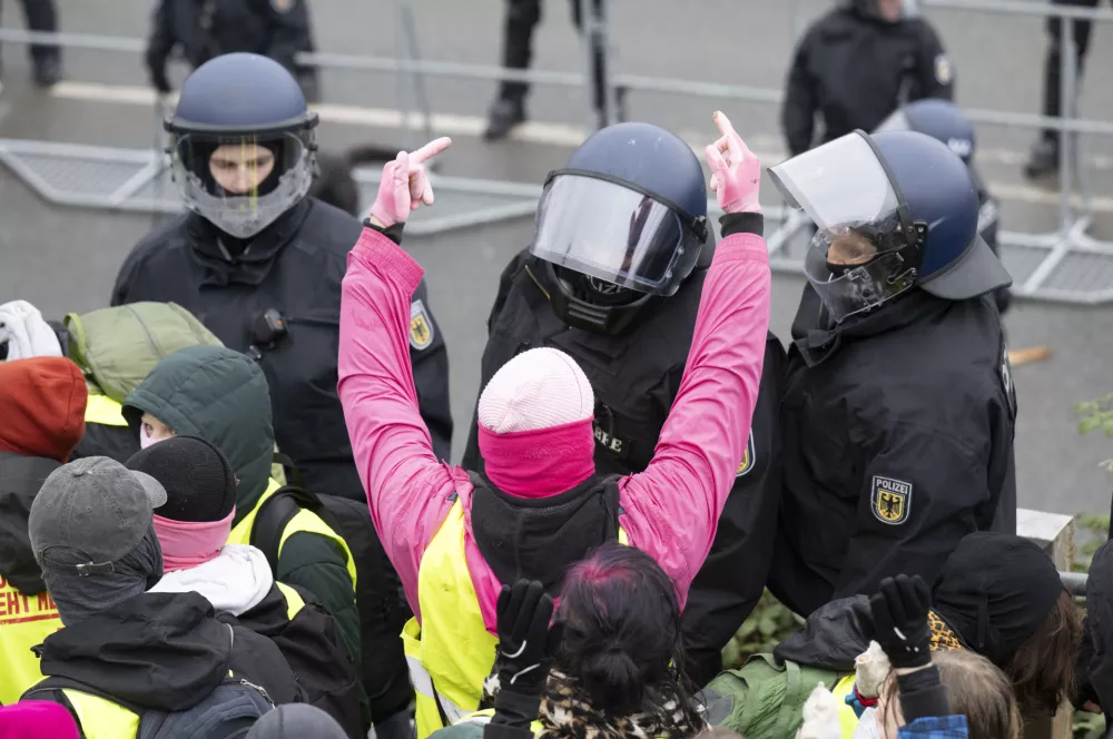 FILED - 29 November 2025, Hesse, Giessen: A demonstrator extends his middle finger in the direction of the assembly hall during a protest against the founding meeting of the new Alternative for Germany (AfD) youth organization. Photo: Boris Roessler/dpa