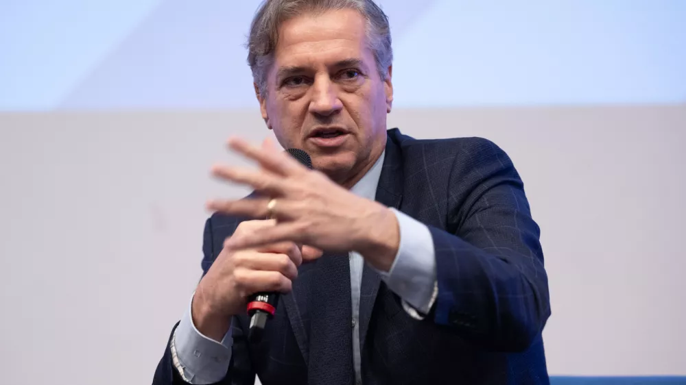 Ljubljana, Hotel Mons.Pogovor v organizaciji Gibanja Svoboda o procesih siritve EU, spremenjenih geopoliticnih okoliscinah ter vlogi liberalizma v Sloveniji in sirsem evropskem prostoru.Predsednik vlade Robert Golob.