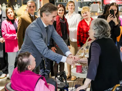 Ljubljana, Dom starejsih obcanov Siska.Predsednik vlade Robert Golob je obiskal Dom starejsih obcanov Siska, kjer se je srecal z zaposlenimi in stanovalci doma in spregovoril o prvih izkusnjah po uvedbi novega sistema dolgotrajne oskrbe ter o nadaljnjih korakih za njegovo ucinkovito izvajanje desetletjih.