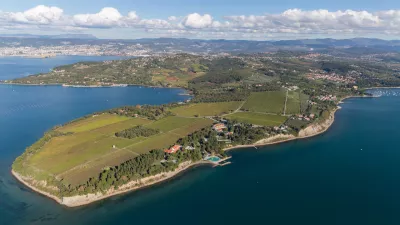 ﻿Ankaran, polotok med zalivoma Valdoltra in sv. Jernej, Krajinski park Debeli rtič, varovano območje, slovenska obala