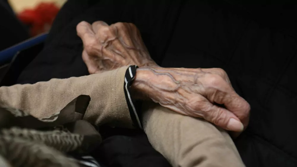 simbolična fotografija- starost, starostniki13.03.2024 -knjižnica Domžale, medgenaracijski centerFoto: Tomaž Skale