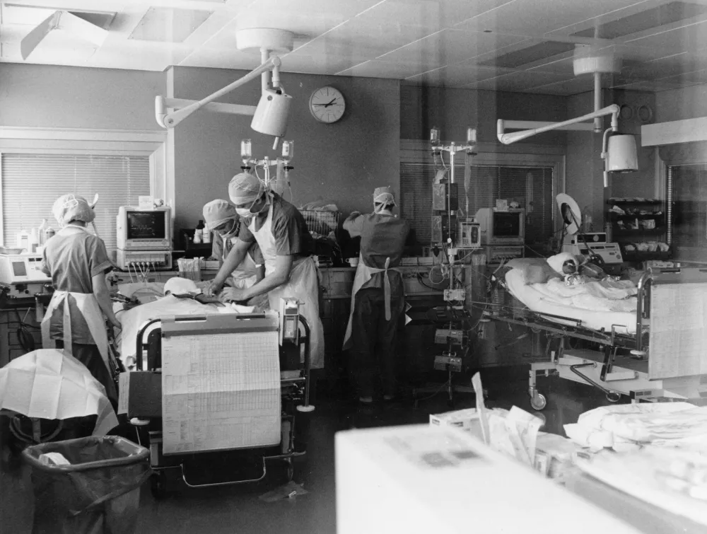 Three-year-old Siamese twins from Libya were separated by Professor Koos (Austria) and Robert Spetzler (USA) at the Vienna General Hospital. 18 July 1990. Photograph.,Image: 706508325, License: Rights-managed, Restrictions: no model release, Model Release: no / Foto: Profimedia