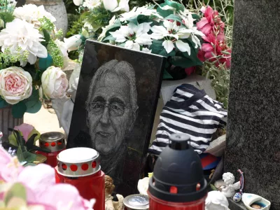 Korčula, Vela Luka, Oliver Dragojević, grob. Foto: Tatjana Pihlar 
