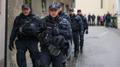 Novo mesto.Policijski specialci pri obcini v Novem mestu.