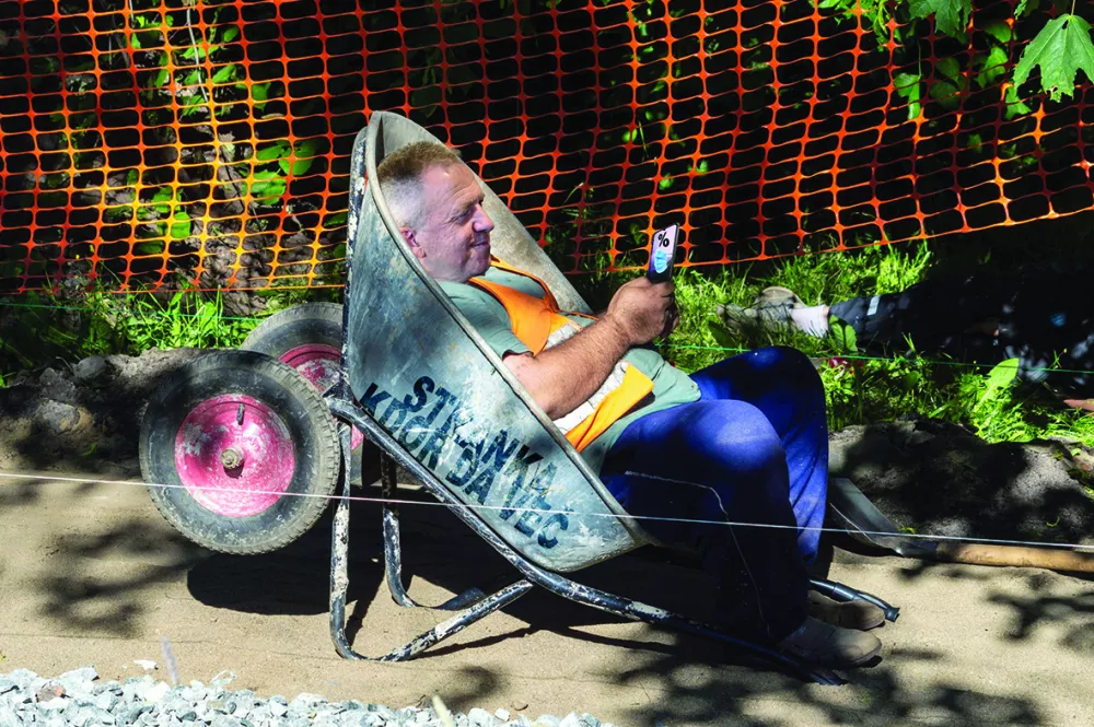 Petrozavodsk, Russia - 28 June 2022. A road worker rests in a wheelbarrow / Foto: Anton Novikov