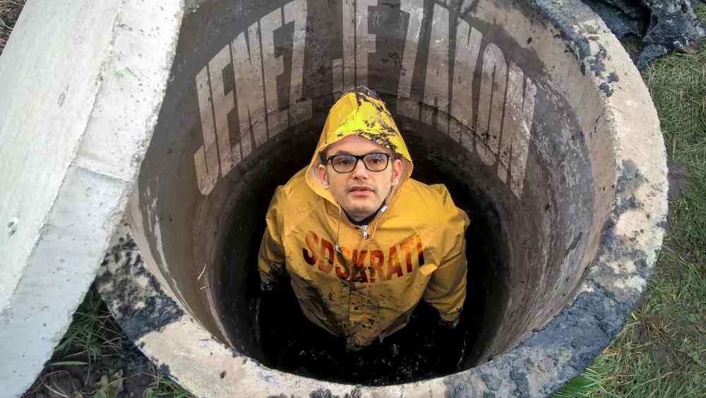 Man is inside sewage pit, sewage works, work near home, men at work / Foto: Dero2084