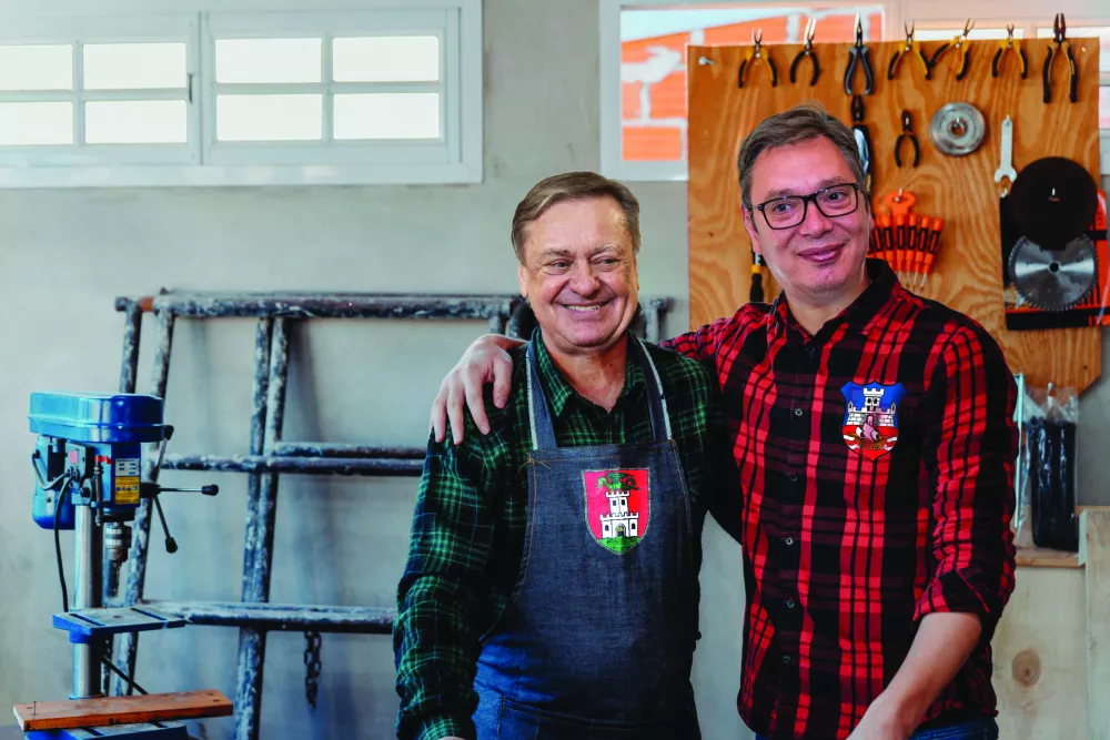 A senior carpenter hugging his young student / Foto: Wirestock