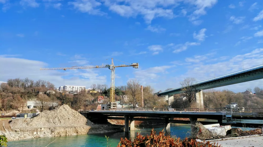 Naložbe v šolstvo in infrastrukturo