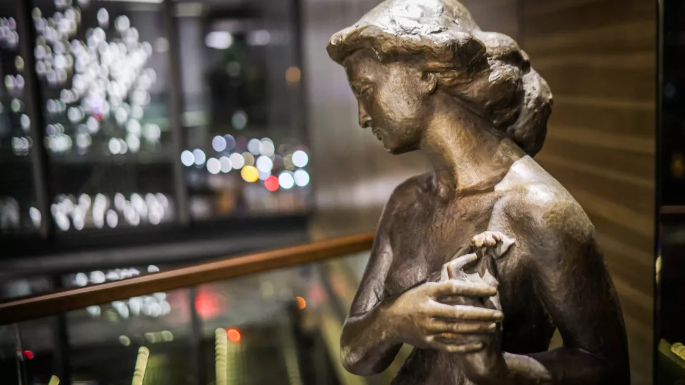 Ljubljana, Grand Plaza Hotel.Tretja drazba umetnin Galerije in drazbene hise Sloart.