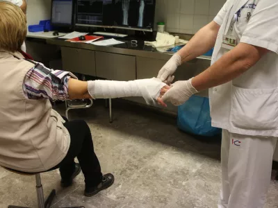 ﻿- Mavčarna - zaradi številnih padcev, zvinov in zlomov aktivirali zeleni alarm za množične nesreče - 13.01.2017 - Urgenca - Urgentni kirurški blok UKC - Univerzitetni klinični center v Ljubljani - povečano število poškodb zaradi vremenskih razmer -   //FOTO: Luka Cjuha.