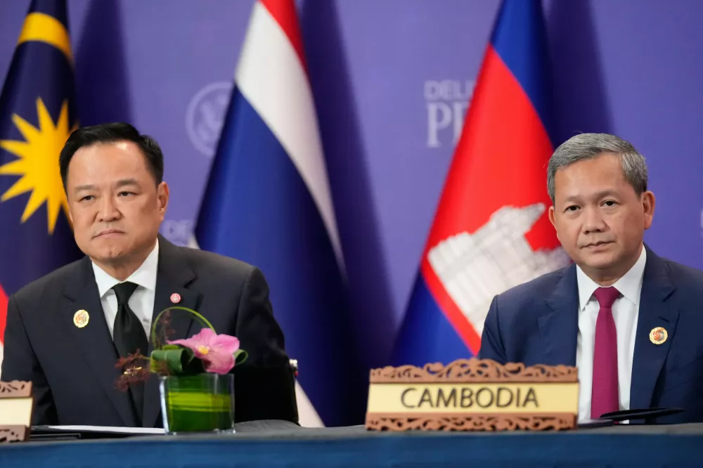 FILE - Cambodian Prime Minister Hun Manet, right, and Thailand's Prime Minister Anutin Charnvirakul, left, react during a signing ceremony on the sidelines of the ASEAN Summit in Kuala Lumpur, Malaysia, Sunday, Oct. 26, 2025. (AP Photo/Mark Schiefelbein, File)