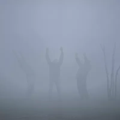 Three men participate in a laughter therapy session on a cold foggy morning in Srinagar, Indian controlled Kashmir, Monday, Nov. 20, 2023. (AP Photo/Mukhtar Khan) / Foto: Mukhtar Khan