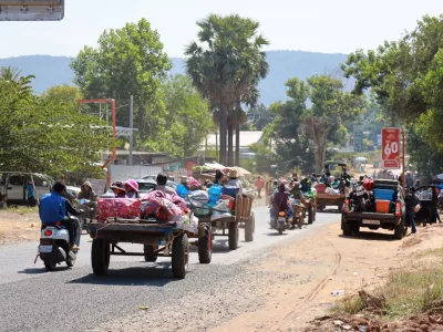 People flee amid clashes between Thailand and Cambodia along a disputed border area, in Oddar Meanchey Province, Cambodia, December 8, 2025. Agence Kampuchea Press/Handout via REUTERS  THIS IMAGE HAS BEEN SUPPLIED BY A THIRD PARTY. NO RESALES. NO ARCHIVES.