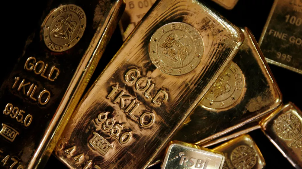 FILE PHOTO: Gold bars are displayed to be photographed at bullion house in Mumbai December 3, 2009.  REUTERS/Arko Datta/File Photo