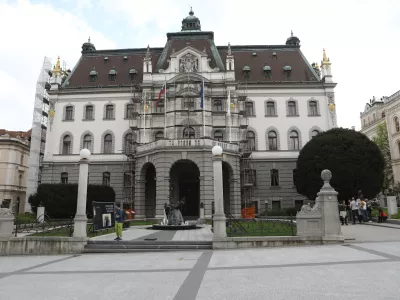 16.04.2025 - Univerza v Ljubljani - Rektorat - 16.4.2025 - Prof. dr. Irena Mlinarič-Raščan in prof. dr. Gregor Majdič bosta podala izjavi za medije pred RektoratomFoto: Luka Cjuha