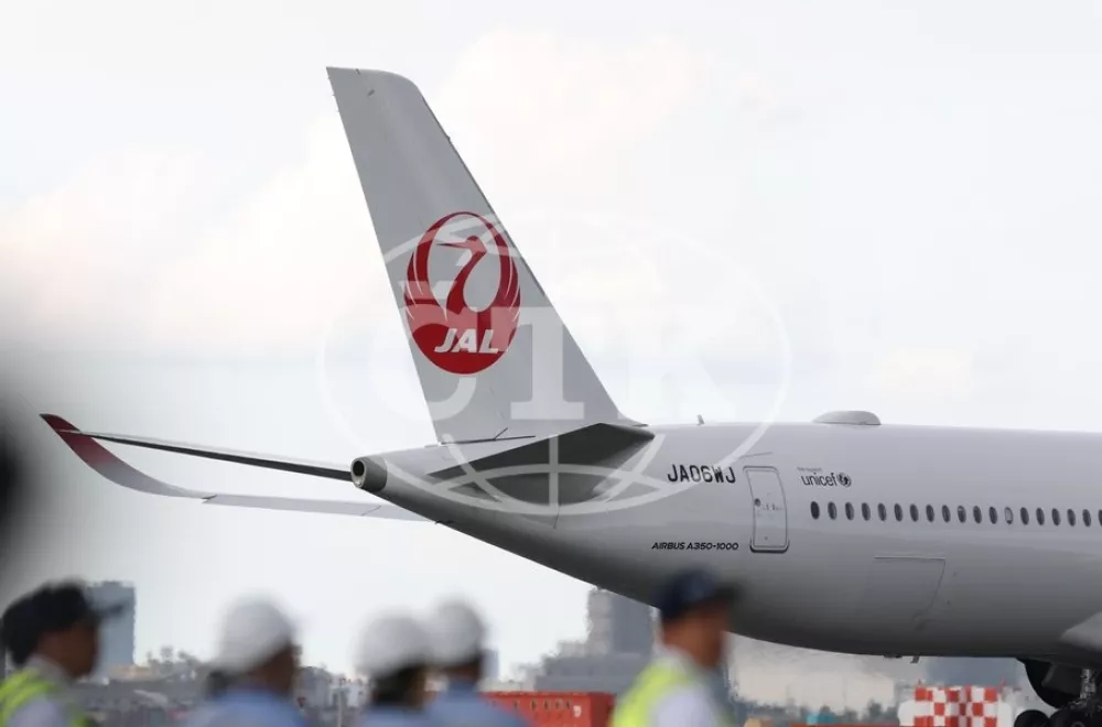 The vertical tail of a Japan Airlines Airbus A350-1000 aircraft at Haneda Airport in Tokyo, Sunday, July 13, 2025 (Jiji Press),Fotografija:1023029153, Licenca:Rights-managed, Omejitve:, Model izdaje:no
