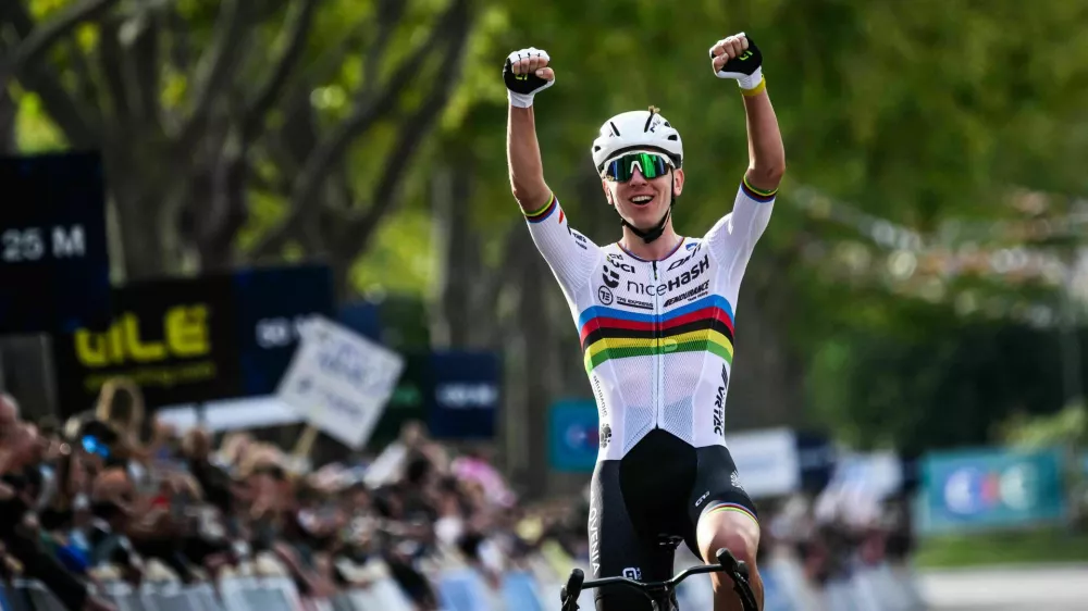 05 October 2025, France, Valence: Slovenian cyclist Tadej Pogacar celebrates as he wins the the men's Elite Road Race at the European Cycling Championship 2025 near Valence. Photo: Jeff Pachoud/AFP/dpa