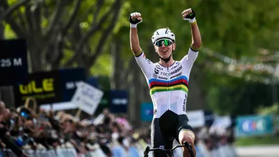 05 October 2025, France, Valence: Slovenian cyclist Tadej Pogacar celebrates as he wins the the men's Elite Road Race at the European Cycling Championship 2025 near Valence. Photo: Jeff Pachoud/AFP/dpa