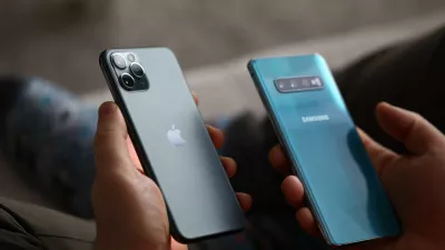 Minsk, Belarus - 11 December 2019: Male hand hold Apple iphone pro and samsung galaxy s 10. / Foto: Ivan-balvan