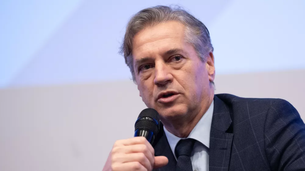 Ljubljana, Hotel Mons.Pogovor v organizaciji Gibanja Svoboda o procesih siritve EU, spremenjenih geopoliticnih okoliscinah ter vlogi liberalizma v Sloveniji in sirsem evropskem prostoru.Predsednik vlade Robert Golob.