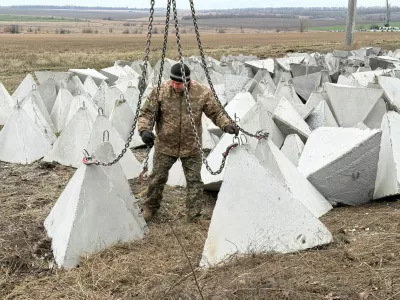 A Ukrainian serviceman installs anti-tank fortifications, named 'dragon's teeth', amid Russia's attack on Ukraine, in Donetsk region, Ukraine December 8, 2025. REUTERS/Stringer