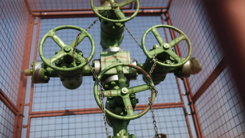 ﻿- naftno-plinsko polje Petišovci pri Lendavi - vrtine - črpališče - pridobivanje plina - fracking  - 23.03.2015 Pomurje/Lendava - britanska družba za raziskovanje nafte in plina, Ascent Resources, ki v okolici Lendave že več let raziskuje nahajališča plina,///FOTO: Luka CjuhaOPOMBA: ZA OBJAVO V PRILOGI – DNEVNIKOV OBJEKTIV - REPORTAŽA 2015