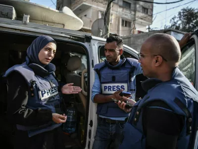 Izraelske oborožene sile med delom ubijajo novinarje v Gazi. Foto: Novinarji brez meja