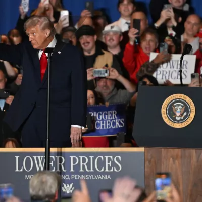 09 December 2025, US, Mt. PoconoUS President Donald Trump dances in front an audience at Mt Airy Casino. PhotoAimee Dilger/SOPA Images via ZUMA Press Wire/dpa / Foto: 